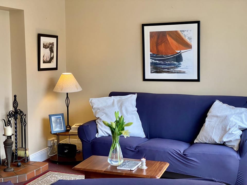 Living room, Seating area, fireplace, internet