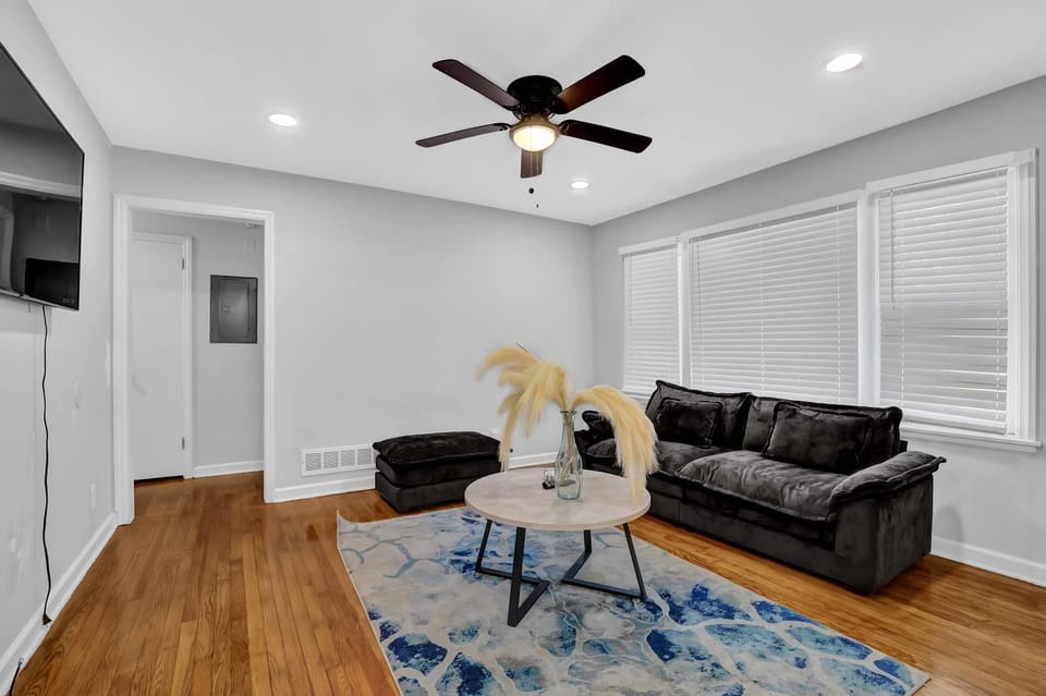 TV and multimedia, Living room, Seating area, fireplace