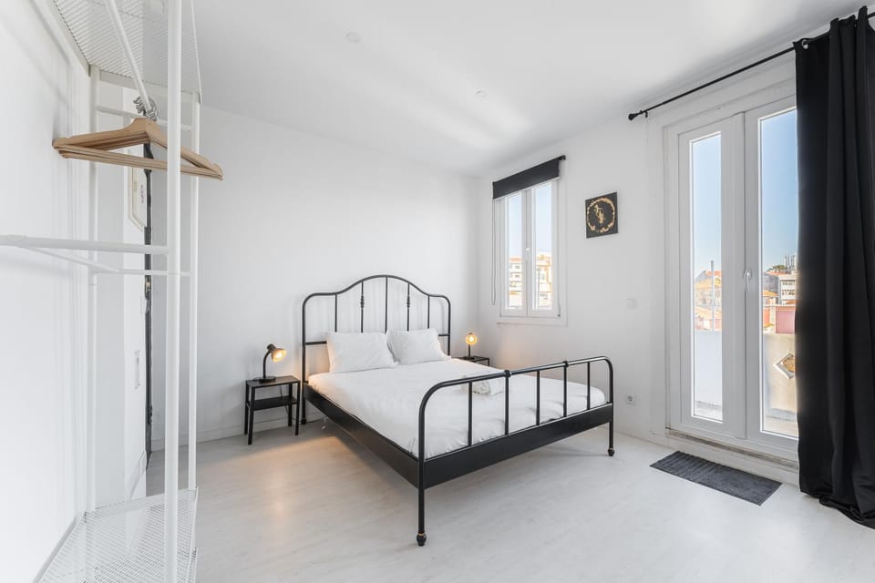 Bed, Day, Photo of the whole room, Decorative detail, Bedroom, Time of day, hair dresser, towels