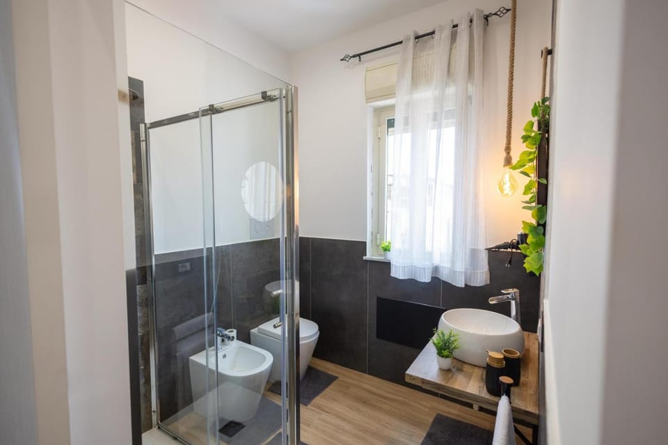 Shower, Toilet, Bathroom, towels
