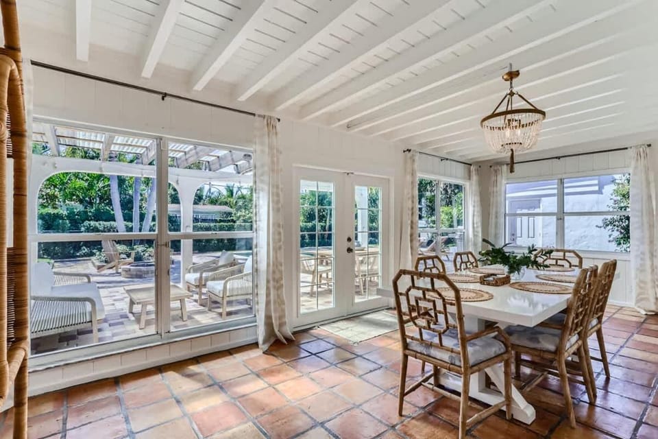 The Glenn House - Gather Poolside in a Breezy South End Getaway House in West Palm Beach