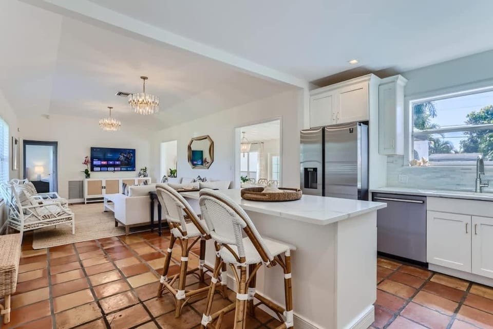 The Glenn House - Gather Poolside in a Breezy South End Getaway House in West Palm Beach