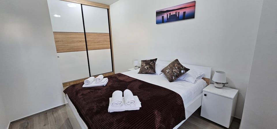 Bed, Photo of the whole room, Bedroom, towels, wardrobe