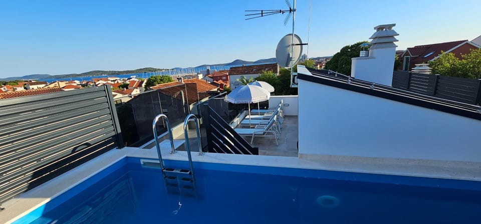 View (from property/room), Balcony/Terrace, Pool view, sunbed