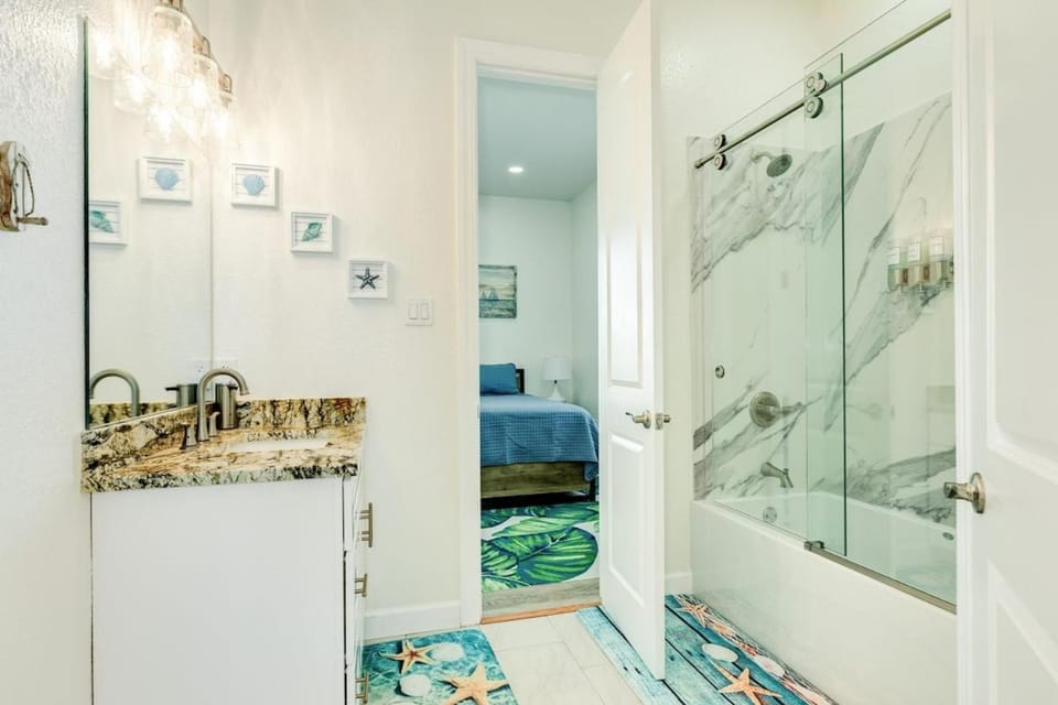 Sleeps 21 Minutes to the Beach House in Surfside Beach