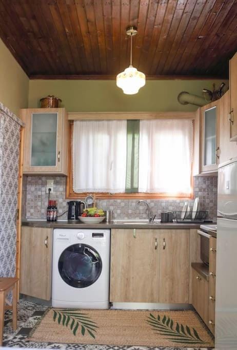 Kitchen or kitchenette, dishwasher, oven, washing machine