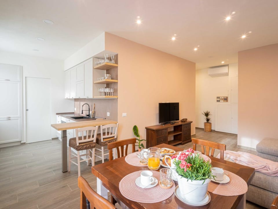 TV and multimedia, Kitchen or kitchenette, Living room, Seating area, Dining area, air conditioner