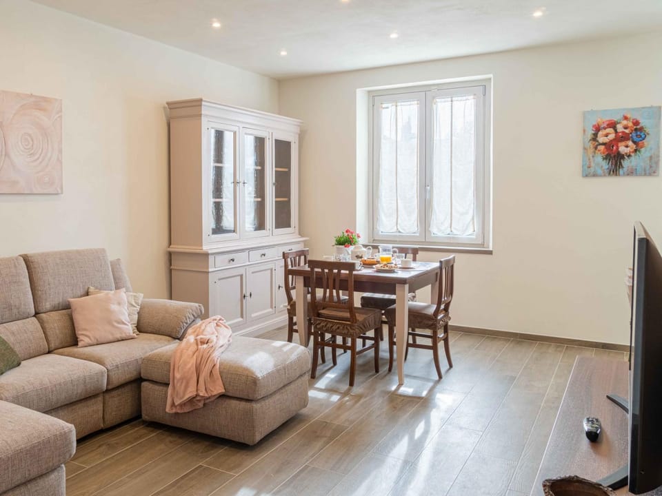 TV and multimedia, Living room, Seating area, Dining area