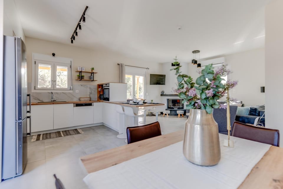 Kitchen or kitchenette, Living room, Dining area
