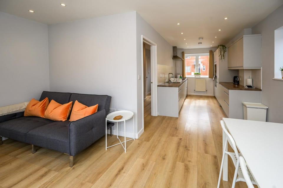 Kitchen or kitchenette, Living room, Seating area, Dining area, oven