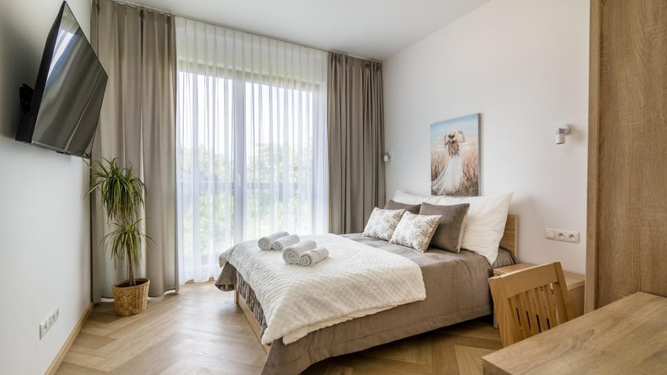 Bed, TV and multimedia, Photo of the whole room, Bedroom, towels