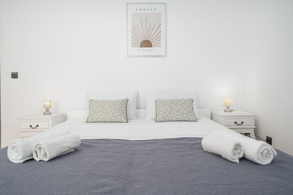 Bed, Bedroom, towels