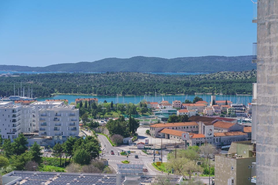 Day, Neighbourhood, Natural landscape, Bird's eye view, Balcony/Terrace, City view, Mountain view, Sea view, Street view, Location