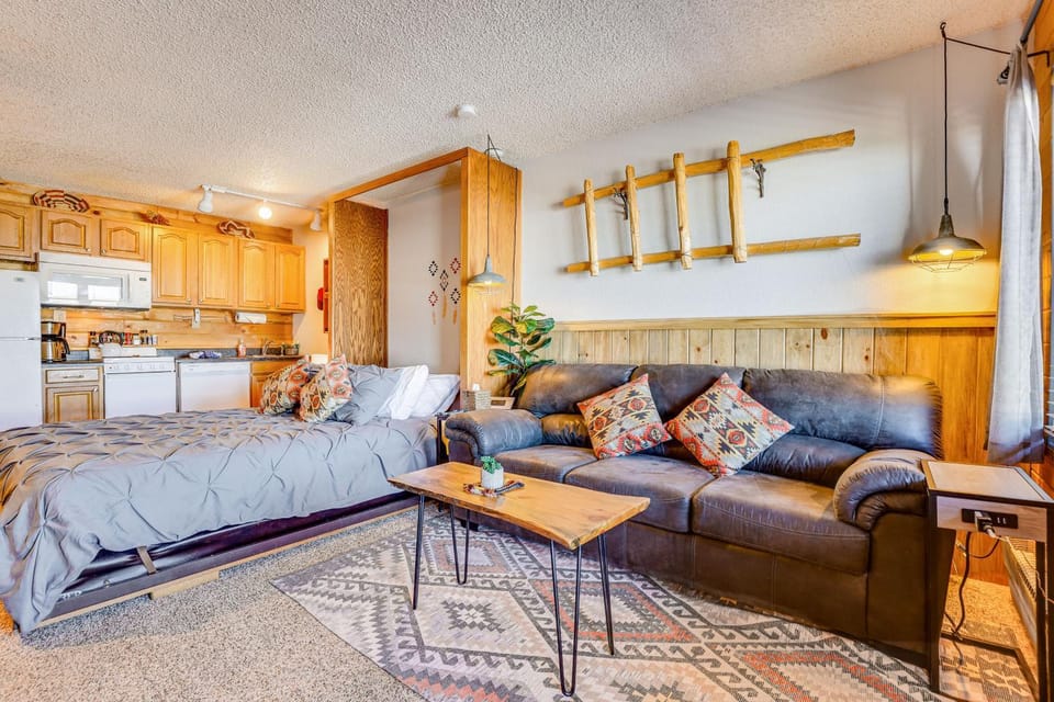 2 Mi to Granby Ranch: Dog-Friendly Studio! House in Granby