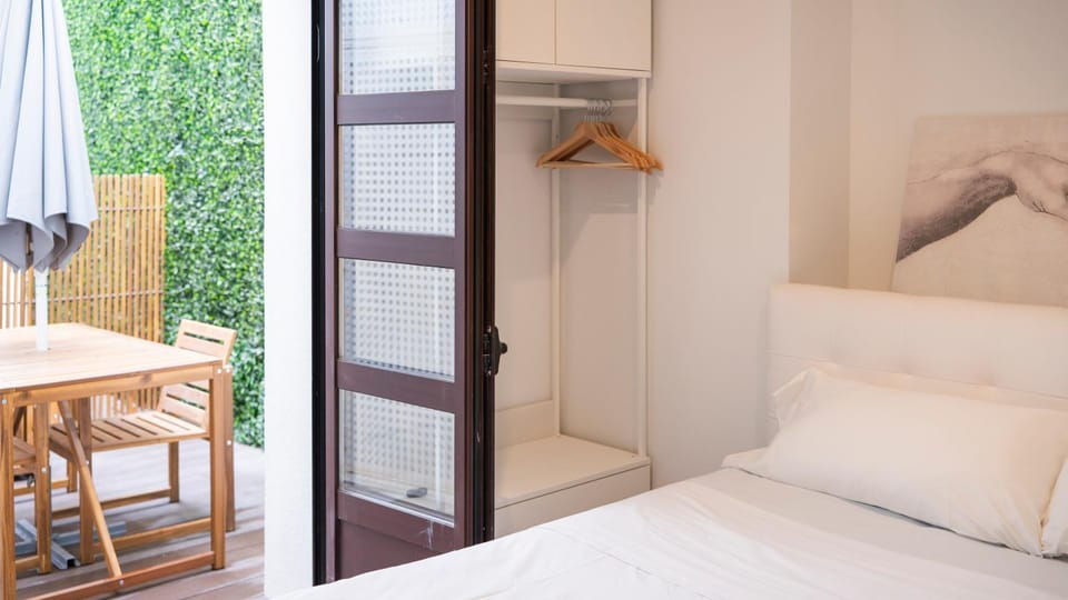 Bed, Photo of the whole room, Dining area, Bedroom