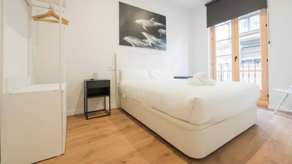 Bed, TV and multimedia, Photo of the whole room, Bedroom