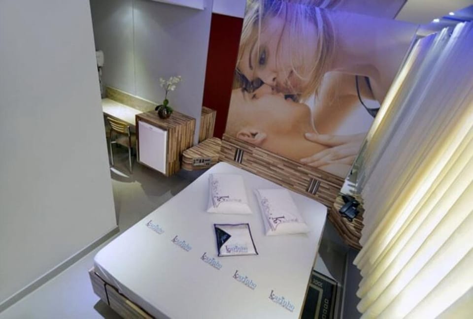 Bed, Photo of the whole room, Bedroom, oven