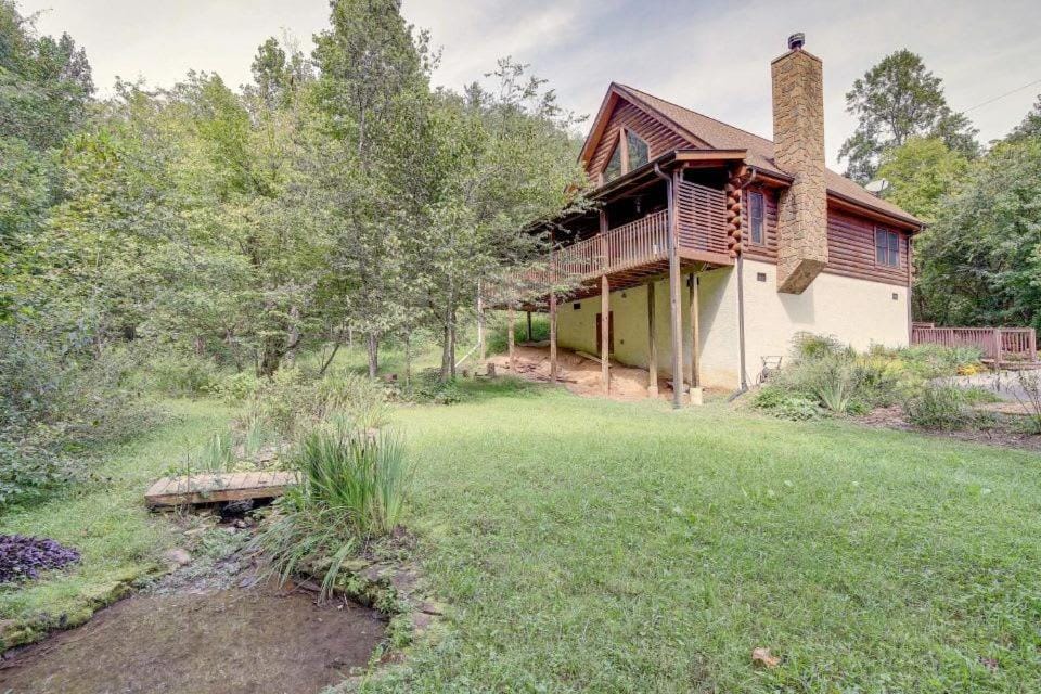 Golden Grizzly by Beyond Expectations w Hot Tub House in Sevierville