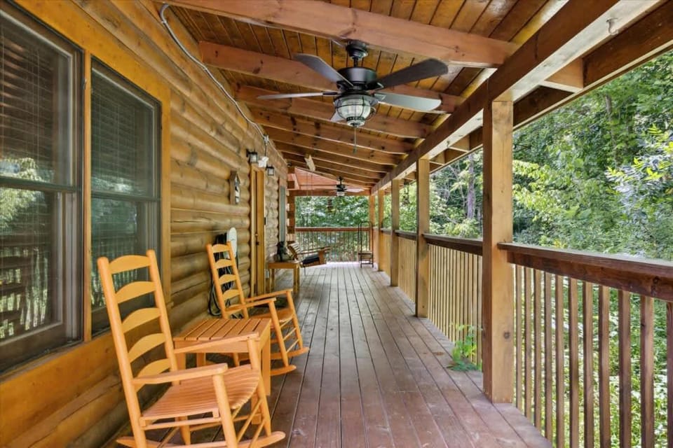 Golden Grizzly by Beyond Expectations w Hot Tub House in Sevierville