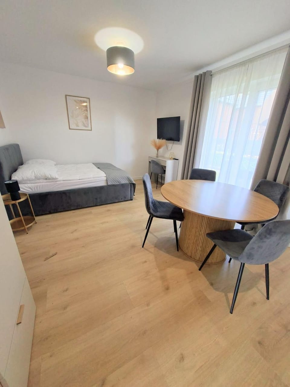 Communal lounge/ TV room, Bed, TV and multimedia, Photo of the whole room, Seating area, Dining area, Evening entertainment, Bedroom