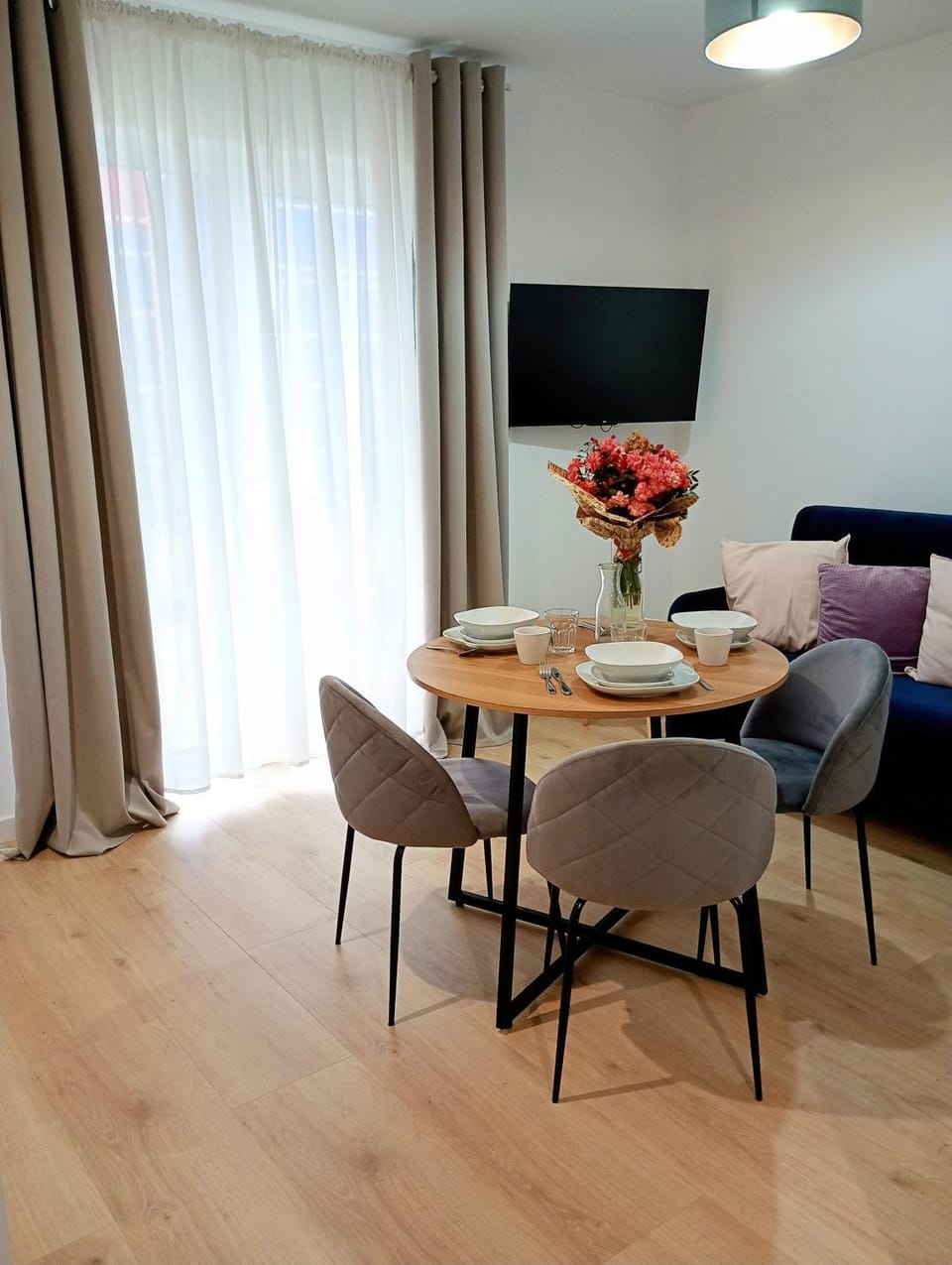 Communal lounge/ TV room, TV and multimedia, Living room, Seating area, Dining area, Evening entertainment