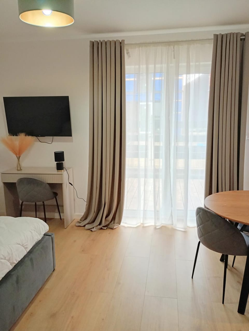 Bed, TV and multimedia, Photo of the whole room, Seating area, Bedroom