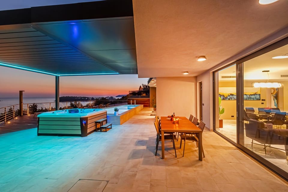 Patio, Hot Tub, Dining area, Swimming pool