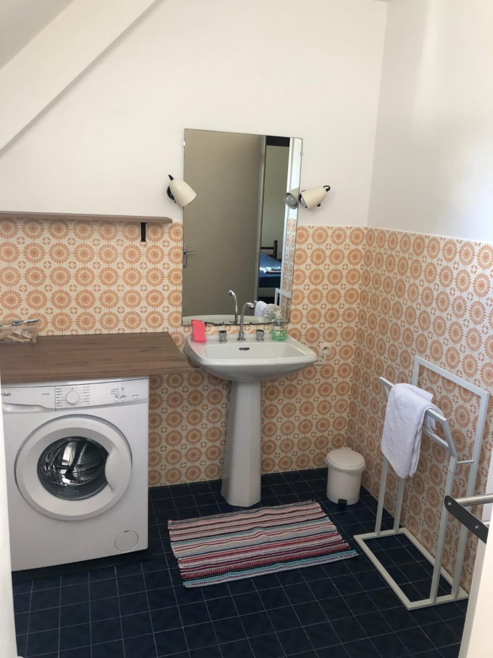 Bathroom, towels, washing machine