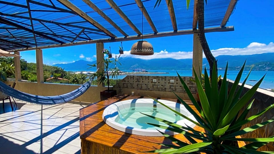 Casa de praia com vista para o mar House in São Sebastião