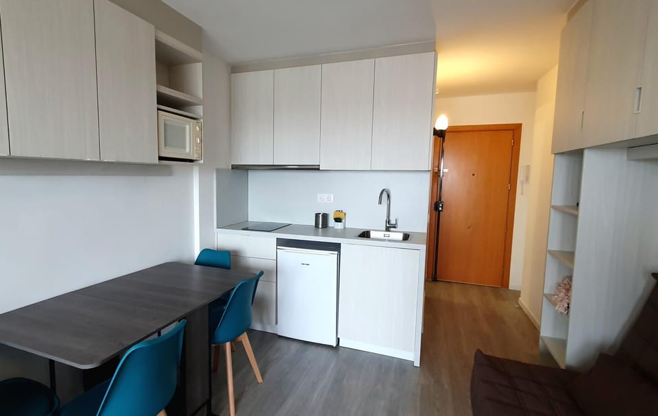 Kitchen or kitchenette, Dining area, stove