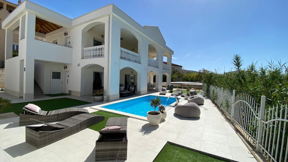 Property building, Balcony/Terrace, Seating area, Swimming pool, sunbed