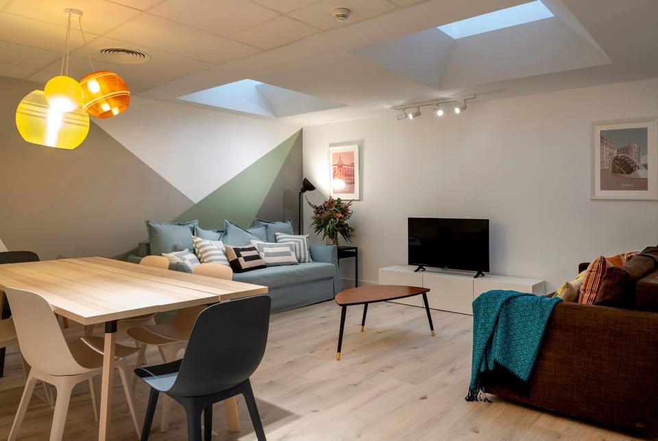 TV and multimedia, Seating area, Dining area