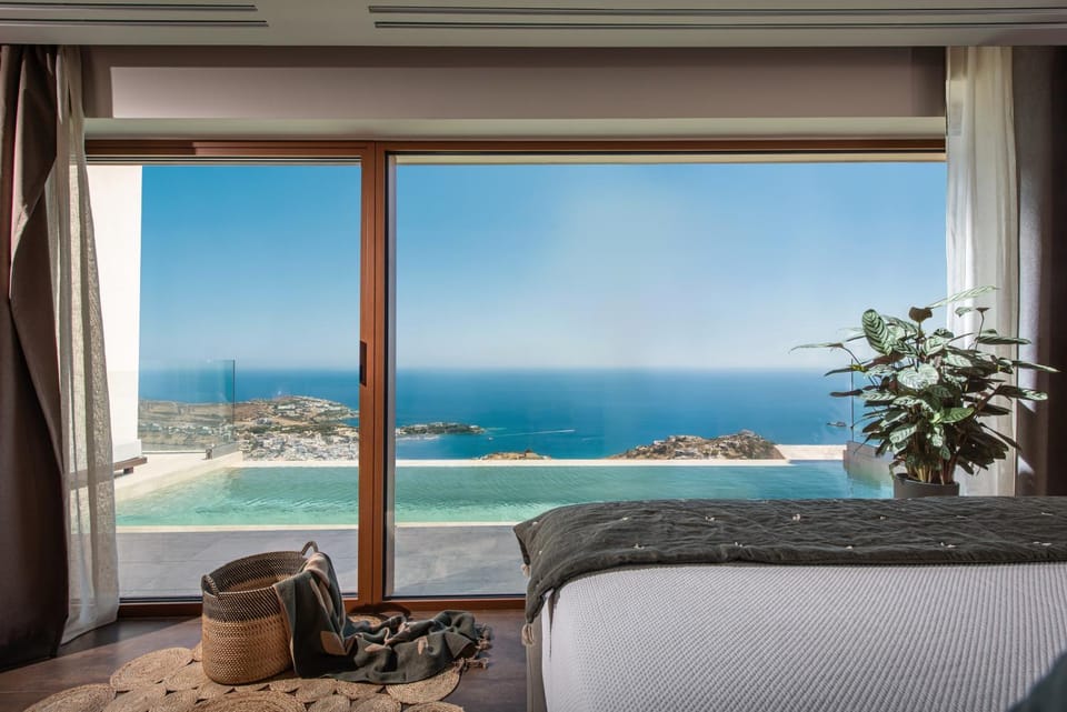 Bed, Photo of the whole room, Pool view, Sea view, Swimming pool