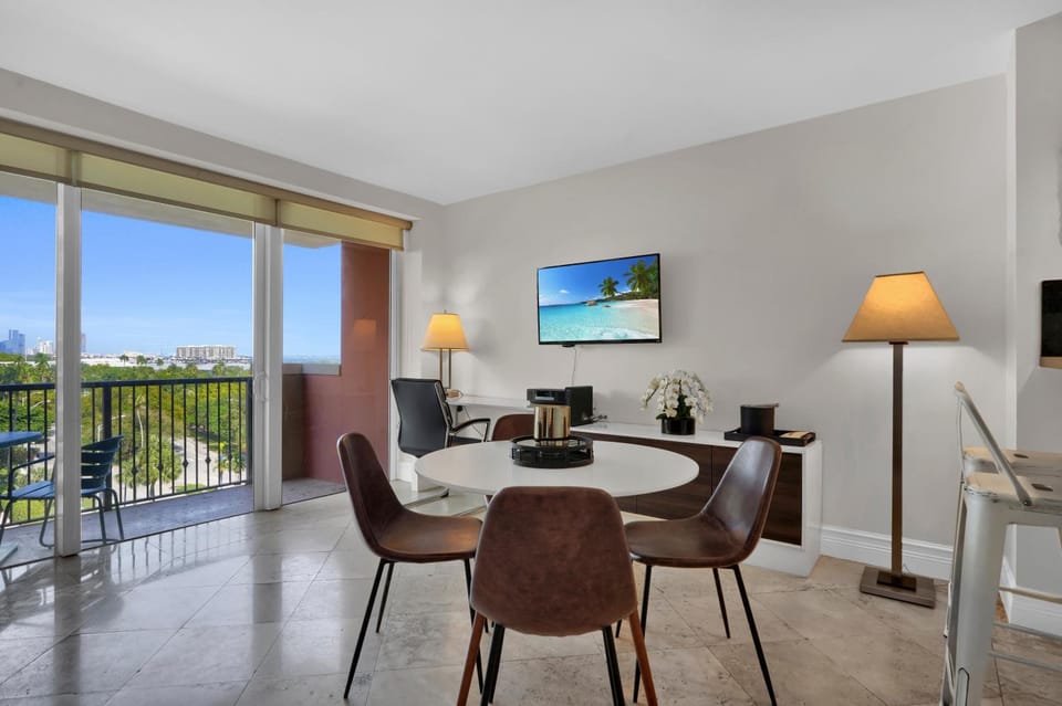 Modern Bay View Balcony In The Grove Free Parking Apartment in Coconut Grove