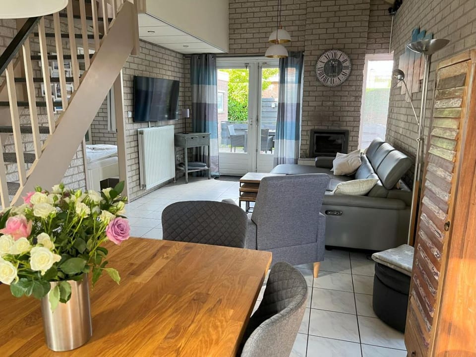 Communal lounge/ TV room, TV and multimedia, Living room