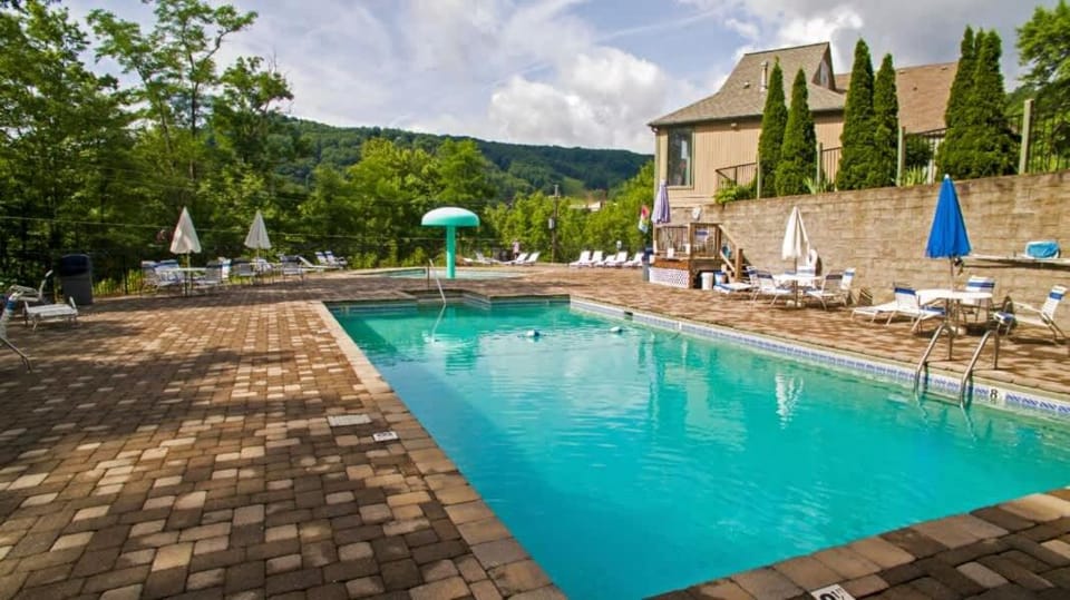 Ski View Condo by Beyond Expectations with Fireplace House in Gatlinburg