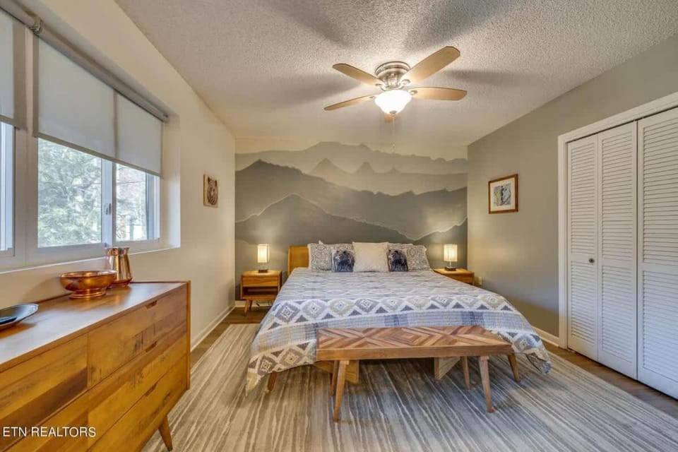 Ski View Condo by Beyond Expectations with Fireplace House in Gatlinburg