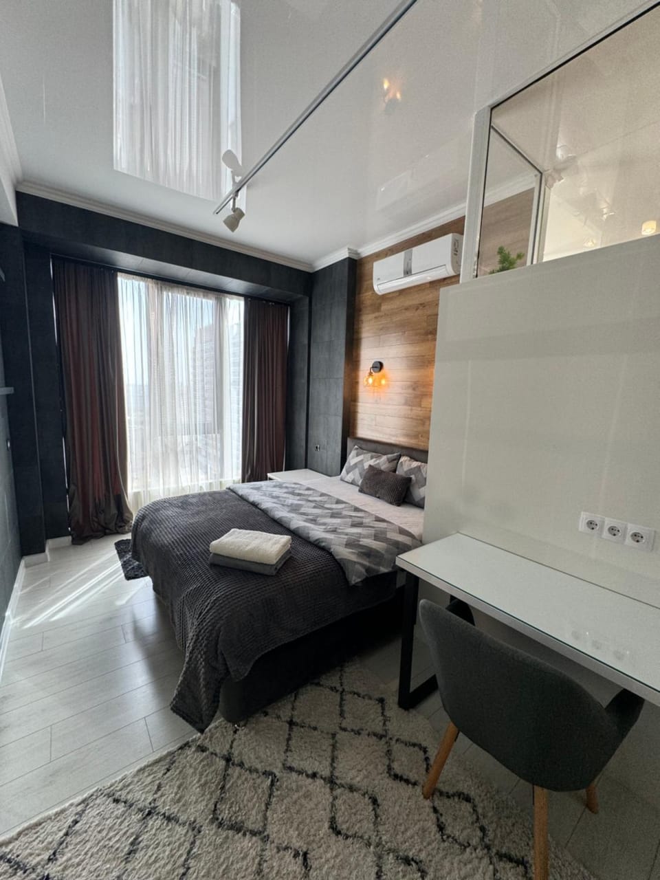 Bed, Photo of the whole room, Bedroom, towels