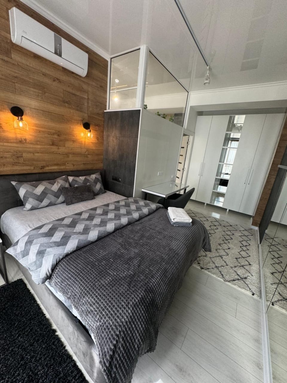 Photo of the whole room, Bedroom