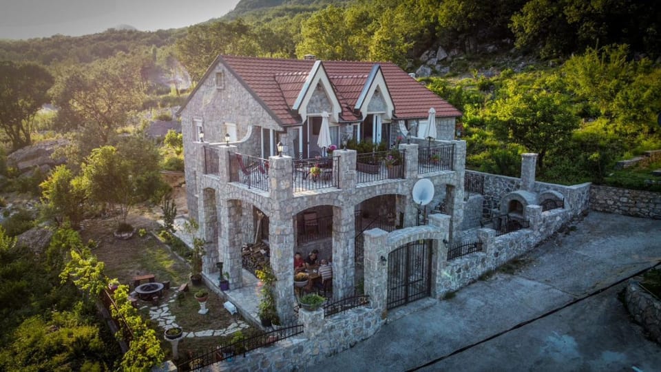 Property building, Natural landscape, Bird's eye view, Landmark view, Mountain view