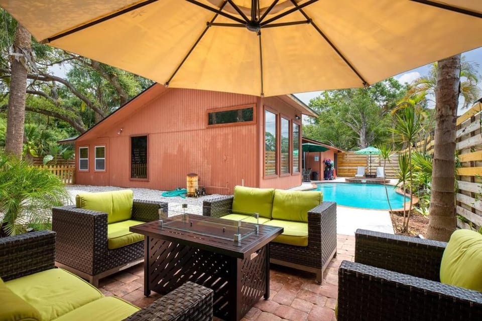 Dog Friendly Tropical Villa, Heated Salt Pool Villa in Sarasota