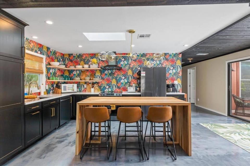 Dog Friendly Tropical Villa, Heated Salt Pool Villa in Sarasota