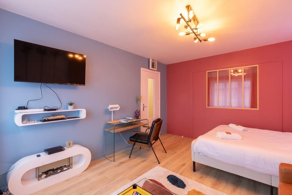 Communal lounge/ TV room, Bed, TV and multimedia, Photo of the whole room, Evening entertainment, Bedroom