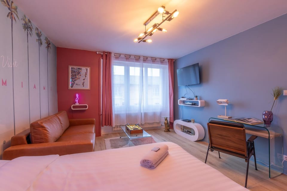 Bed, TV and multimedia, Photo of the whole room, Seating area