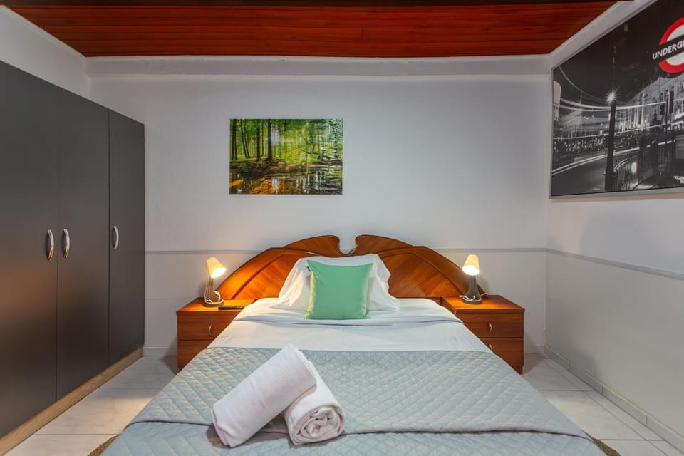 Bed, Bedroom, towels