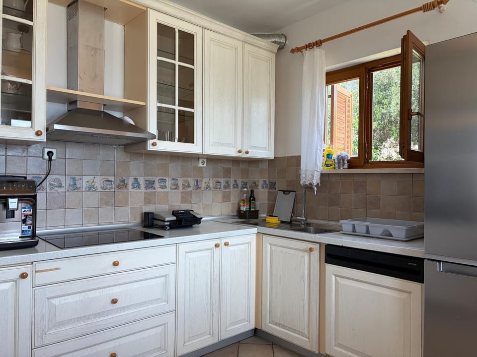 Coffee/tea facilities, Kitchen or kitchenette, dishwasher, stove, toaster