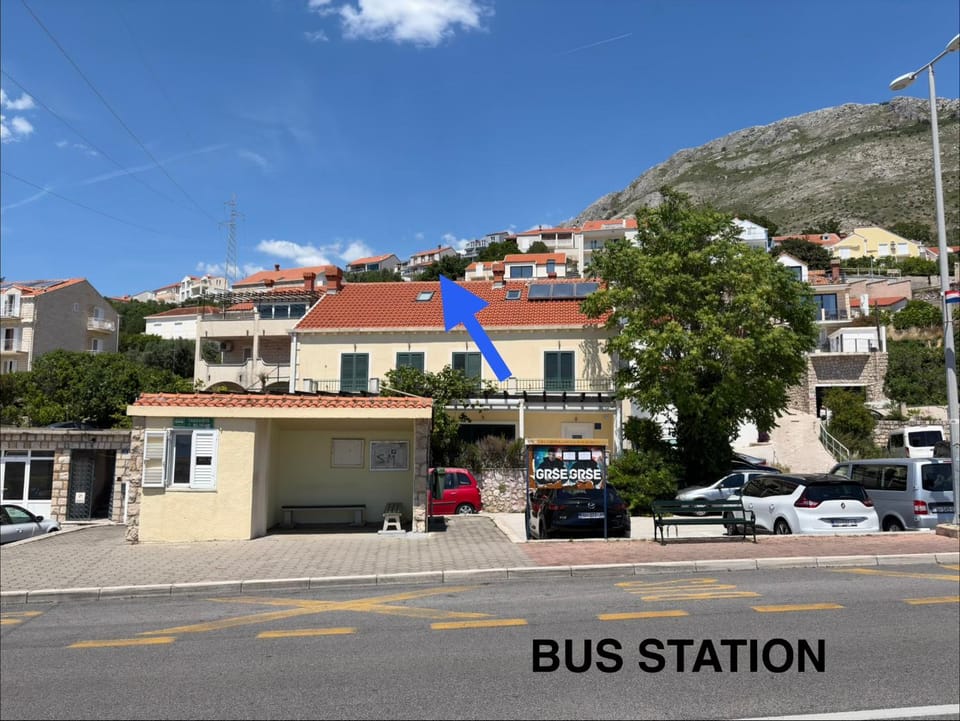 Property building, Day, Neighbourhood, Natural landscape, Mountain view, Street view, Location