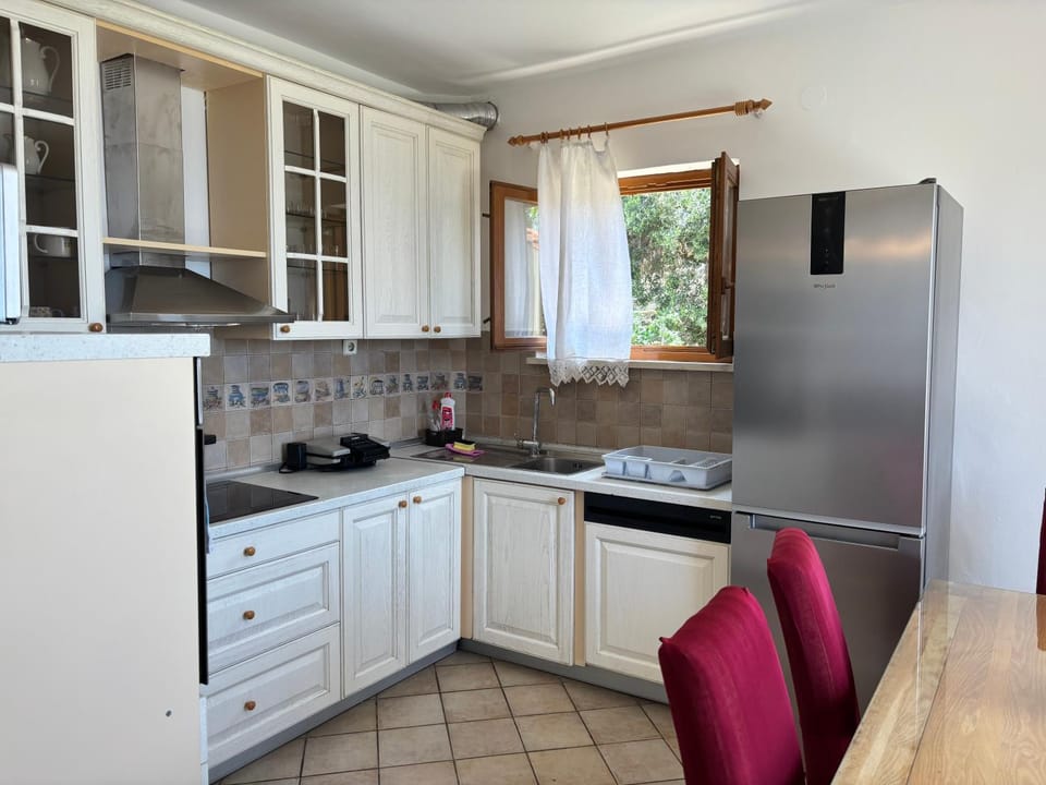 Kitchen or kitchenette, dishwasher, stove