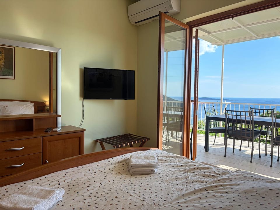 Bed, Natural landscape, TV and multimedia, View (from property/room), Balcony/Terrace, Photo of the whole room, Evening entertainment, Bedroom, Sea view, towels, air conditioner, air conditioner