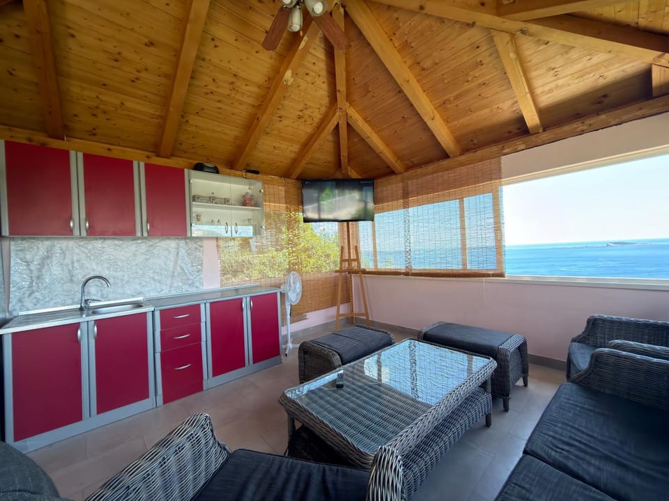 Communal lounge/ TV room, Natural landscape, TV and multimedia, Living room, Seating area, Evening entertainment, Sea view